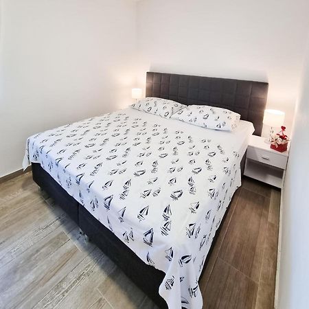 Apartment Ane 2 Tisno Eksteriør bilde